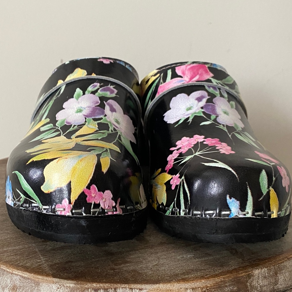 Scandi Girl Cape Clogs Leather Floral Handmade in Sweden Black Size 40 - Picture 5 of 9